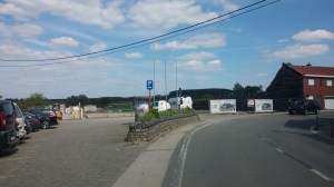 Op de plaats van de oude elektrozaak blijft een lege ruimte over.