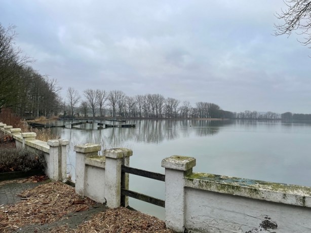 Kan een overvolle Dikkebusvijver leeglopen en de stad&nbsp;bereiken?