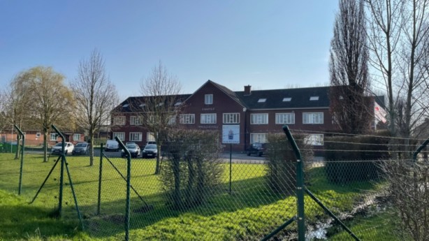 Fedasiel wil asielcentrum kazerne Ieper 1 jaar langer openhouden dan afgesproken, maar de stad zegt&nbsp;nee
