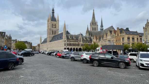 In een bevraging van HLN rond ondergrondse parking Grote Markt Ieper, is een meerderheid&nbsp;tegen
