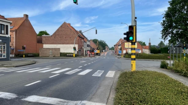 Nutswerken met aangepaste doorgang op het kruispunt Veurnseweg met de Boezingestraat in Elverdinge