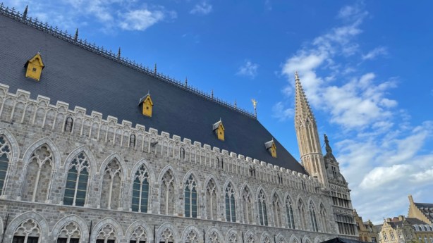 Gouden beeld van de Ieperse stadsnar terug op dak Lakenhallen na&nbsp;opknapbeurt