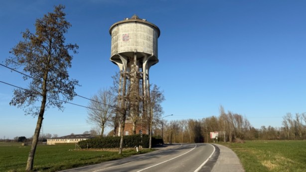 Watertoren langs Dikkebusseweg staat na verkoop in 2022, opnieuw te&nbsp;koop