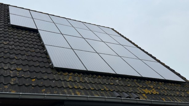 Vlaamse gezinnen met zonnepanelen dreigen te moeten betalen voor het plaatsen van hun zonne-energie op het&nbsp;net
