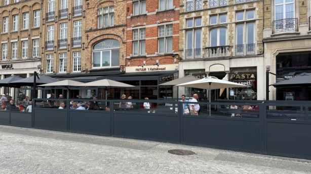 Chinees-Nederlands gezin neemt Ieperse frituur ’t Kattekwaad over: Geert Verhelst stopt na 25&nbsp;jaar