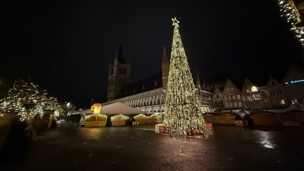 Ieper krijgt mega-kerstboom die niet kan omwaaien én een vernieuwde&nbsp;kerstmarkt
