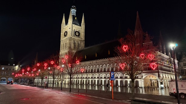 💖 Bijna 200 lichtende harten tegen de winterdip: Ieper zet volop in op een lange valentijnsfeer