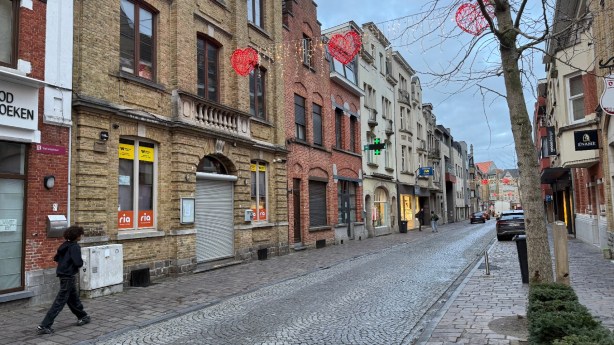 Illegale wegwerpvapes ontdekt: burgemeester sluit Azan Exotic Food Shop in Ieper een&nbsp;week