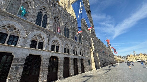 Kleurrijke narren sieren gevel van Lakenhallen in&nbsp;Ieper