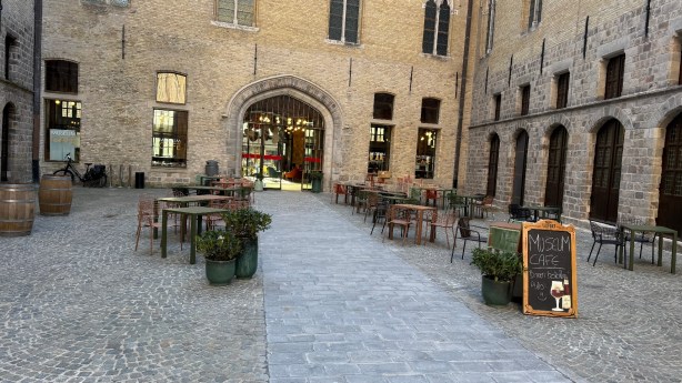 Museumcafé heropent terras tussen Lakenhallen, stad bekijkt glazen dak maar houdt hand op de&nbsp;knip