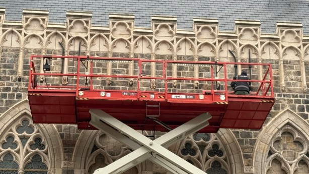 Drie historische vrouwen vereeuwigd op gevel van de Lakenhallen in&nbsp;Ieper