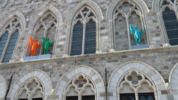 Kleurrijke narren verdwijnen uit gevel van Lakenhallen, maar stad voorziet nieuwe toekomst voor&nbsp;beelden