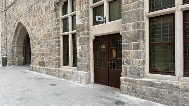 Nieuwe vernieling aan Lakenhallen vlak na restauratie: verdachte&nbsp;geïdentificeerd