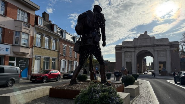 Indrukwekkend oorlogsbeeld neemt afscheid van Ieper na Last Post van 20&nbsp;april