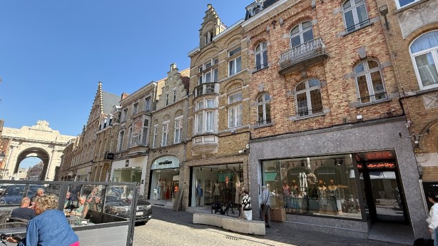 Vuurpijl veroorzaakt zware brand boven kledingzaak Cavallino tijdens&nbsp;50-dagenviering