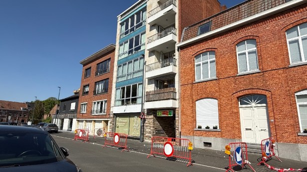 Vallende brokstukken aan flat in Stoffelstraat tegenover bibliotheek: straatdeel&nbsp;afgezet
