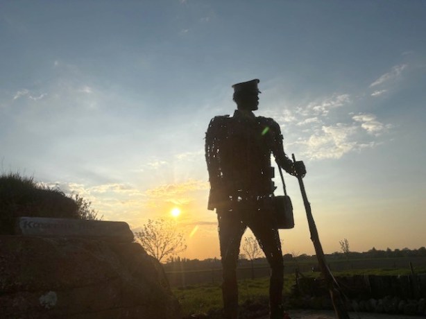 Reuzenbeeld ‘The Hauntings’ duikt opnieuw op in Langemark: tijdelijk te zien op historische&nbsp;hoeve