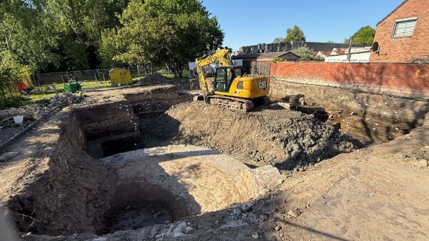 Archeologen ontdekken ijskelder en middeleeuwse resten in de Weverijstraat in&nbsp;Ieper