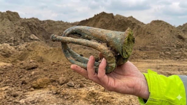Massagraf en intacte klaroen ontdekt bij De Palingbeek: opgraving in Ieper raakt archeologen&nbsp;diep