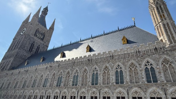 Vergulde beelden schitteren opnieuw op de Lakenhallen en ronden jarenlange restauratie&nbsp;af