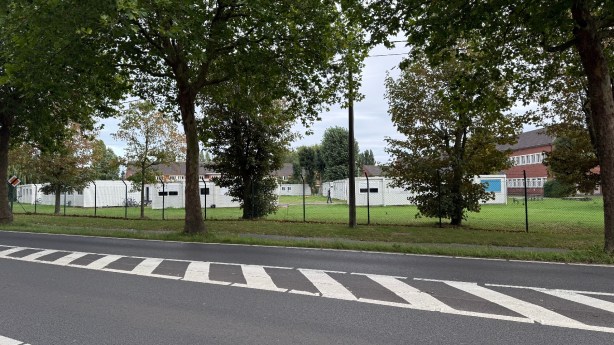 Asielcentrum Ieper maakt plaats voor Defensie: eerste containers verdwijnen deze&nbsp;week